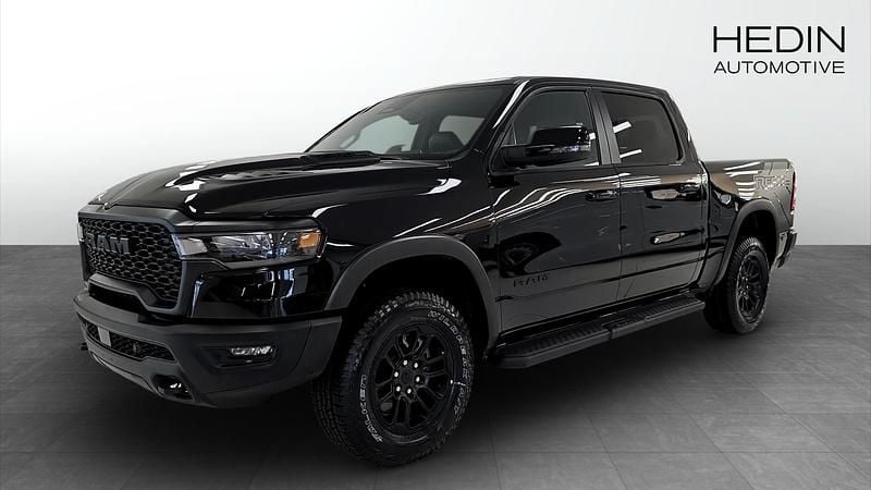 Svart Ny 2025 RAM 1500 Pickup | 1 047 920 kr - Bild 1/4