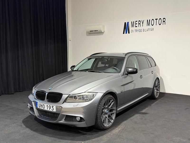 Grå Begagnad 2011 BMW 320 M Sport Kombi | 99 800 kr (Marknadspris) - Bild 1/4