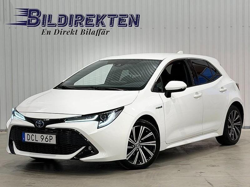 Vit Begagnad 2021 Toyota Corolla Hybrid Style Halvkombi | 189 900 kr (Marknadspris) - Bild 1/4
