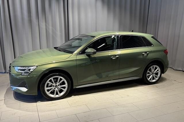 Begagnad Audi A3 Advanced Plus 151 HK (111 kW) 2024 Distriktgrön metallic Halvkombi