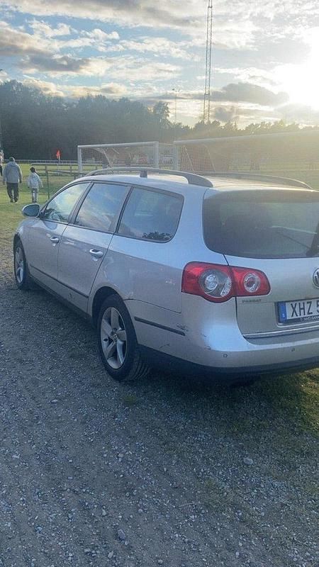 Silver Begagnad 2006 VW Passat Kombi | 20 250 kr (Marknadspris) - Bild 1/4