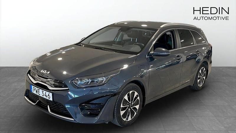Grå Begagnad 2022 Kia Ceed Halvkombi | 279 900 kr (Marknadspris) - Bild 1/4