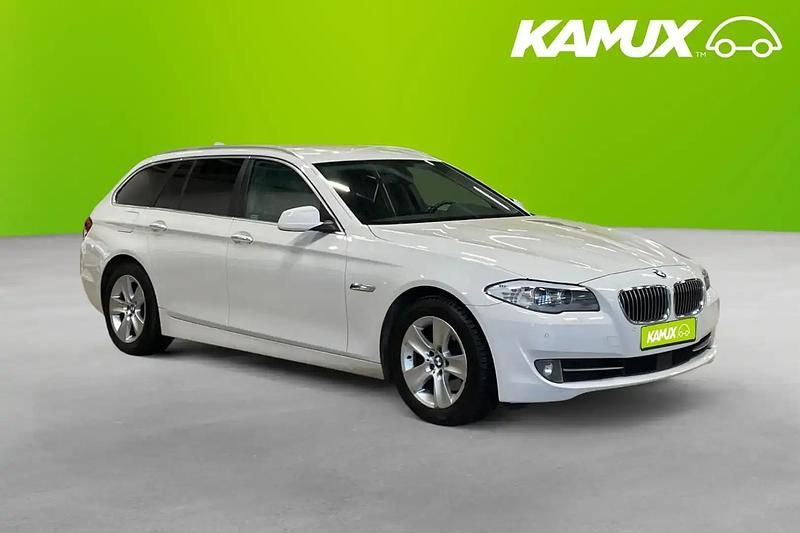 Vit Begagnad 2013 BMW 520 Kombi | 119 800 kr (Marknadspris) - Bild 1/4