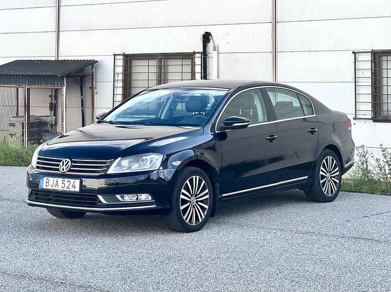 Svart Begagnad 2014 VW Passat Sedan | 79 800 kr (Marknadspris) - Bild 1/4