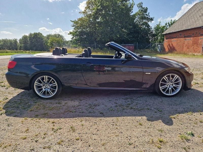 Svart Begagnad 2010 BMW 320 Cabriolet M Sport Cab | 179 000 kr (Lite dyr) - Bild 1/3