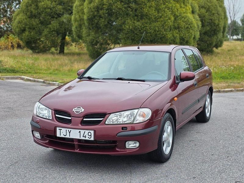 Mörkröd (röd) Begagnad 2002 Nissan Almera Halvkombi | 14 900 kr - Bild 1/4