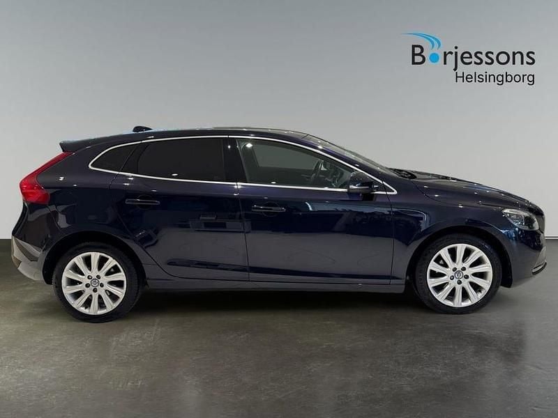Begagnad Volvo V40 Momentum 151 HK (111 kW) 2016 Blå Halvkombi
