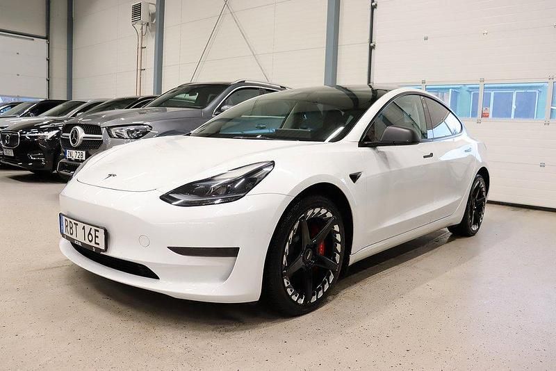Vit Begagnad 2022 Tesla Model 3 Performance Sedan | 369 800 kr (Marknadspris) - Bild 1/4