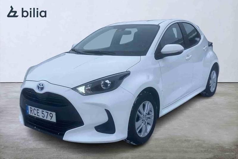 Begagnad Toyota Yaris Hybrid Active 117 HK (86 kW) 2023 Vit Halvkombi