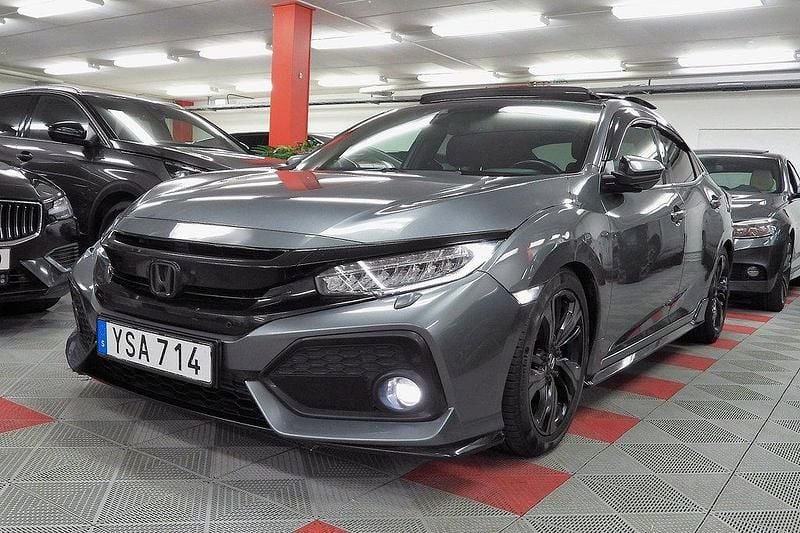Mörkgrå (grå) Begagnad 2018 Honda Civic Sport Halvkombi | 214 500 kr (Bra pris) - Bild 1/4