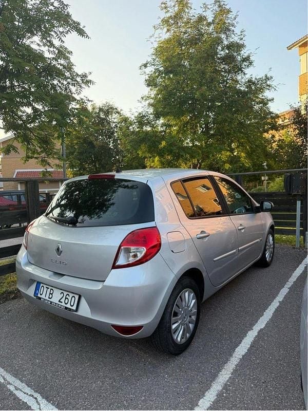 Silver Begagnad 2011 Renault Clio R.S. Halvkombi | 32 900 kr (Bra pris) - Bild 1/4