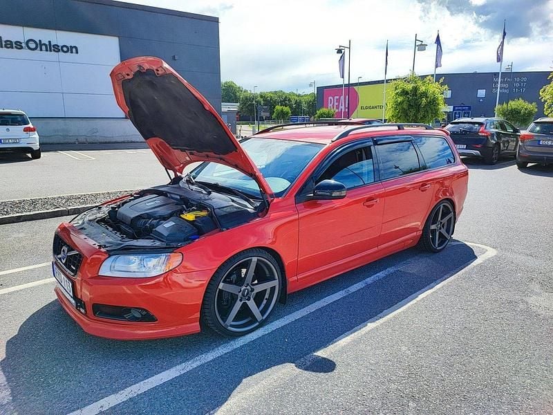Röd Begagnad 2011 Volvo V70 R-Design Kombi | 109 900 kr - Bild 1/3