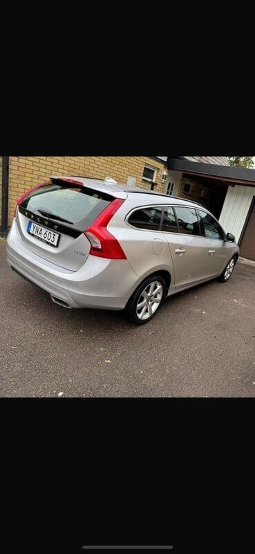Silver Begagnad 2018 Volvo V60 Momentum Kombi | 155 000 kr (Superpris) - Bild 1/2