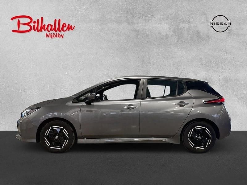 Begagnad Nissan Leaf Acenta 110 kW (150 HK) 2022 Grå Halvkombi