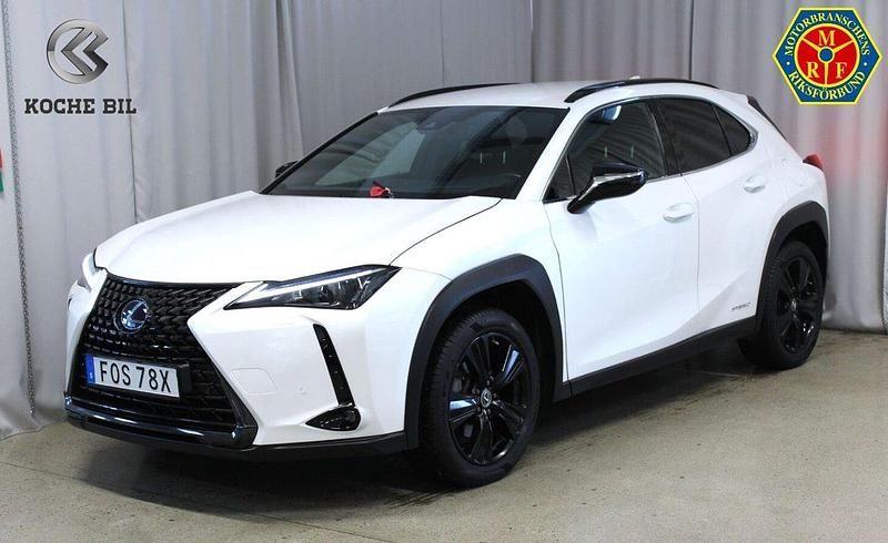 Vit (pärlemovit) Begagnad 2021 Lexus UX 250h SUV | 289 900 kr (Lite dyr) - Bild 1/4