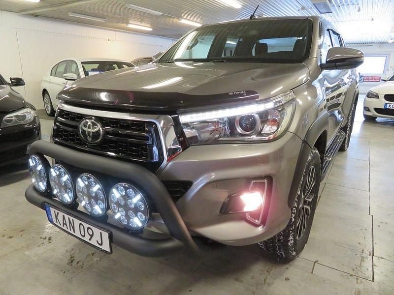 Brun Begagnad 2019 Toyota HiLux Pickup | 439 500 kr (Marknadspris) - Bild 1/4