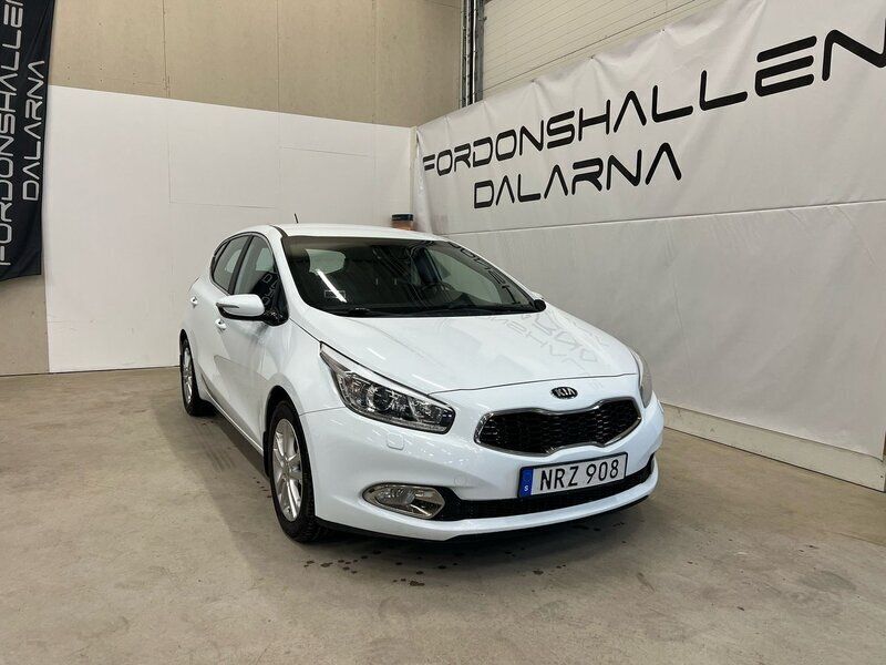 Vit Begagnad 2014 Kia Ceed Comfort Halvkombi | 109 900 kr (Lite dyr) - Bild 1/4