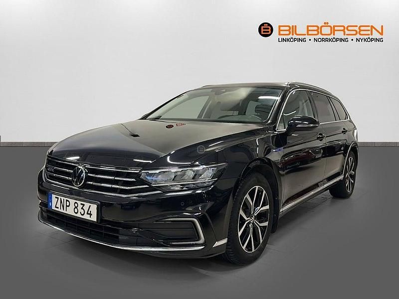 Svart Begagnad 2021 VW Passat GTE Kombi | 269 900 kr (Marknadspris) - Bild 1/4