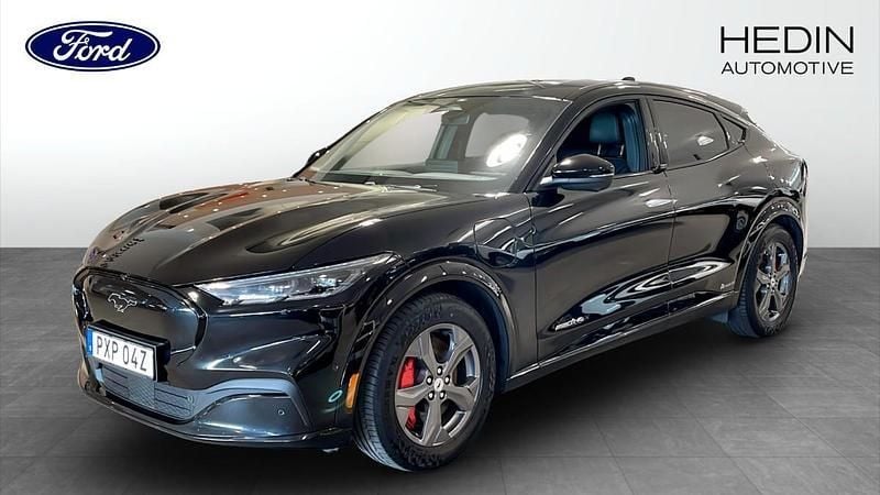 Svart (black) Begagnad 2021 Ford Mustang Mach-E SUV | 399 900 kr (Bra pris) - Bild 1/4