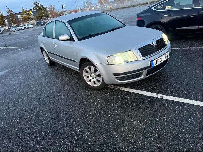 Silver Begagnad 2003 Skoda Superb Sedan | 6 000 kr - Bild 1/4