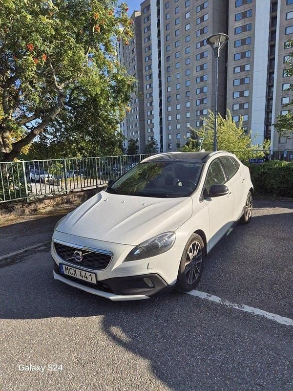 Vit Begagnad 2016 Volvo V40 CC Momentum Kombi | 125 000 kr (Marknadspris) - Bild 1/4