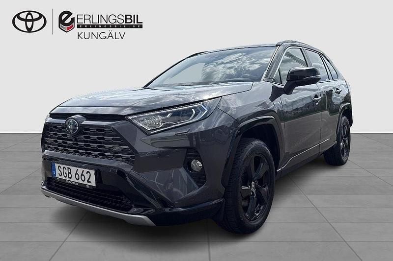 Grå Begagnad 2021 Toyota RAV4 Hybrid Style SUV | 329 900 kr (Marknadspris) - Bild 1/4