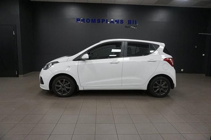 Vit Begagnad 2016 Hyundai i10 Halvkombi | 54 500 kr (Marknadspris) - Bild 1/4
