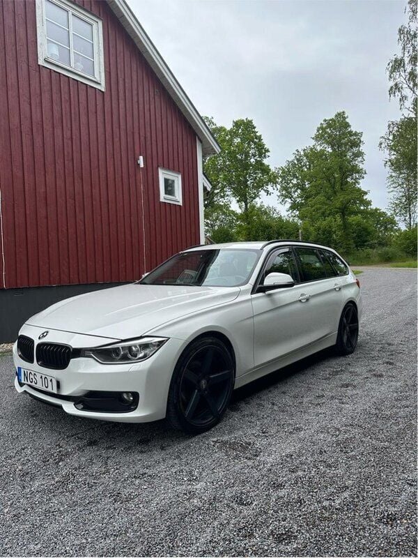 Vit Begagnad 2013 BMW 320 Kombi | 108 000 kr (Marknadspris) - Bild 1/4