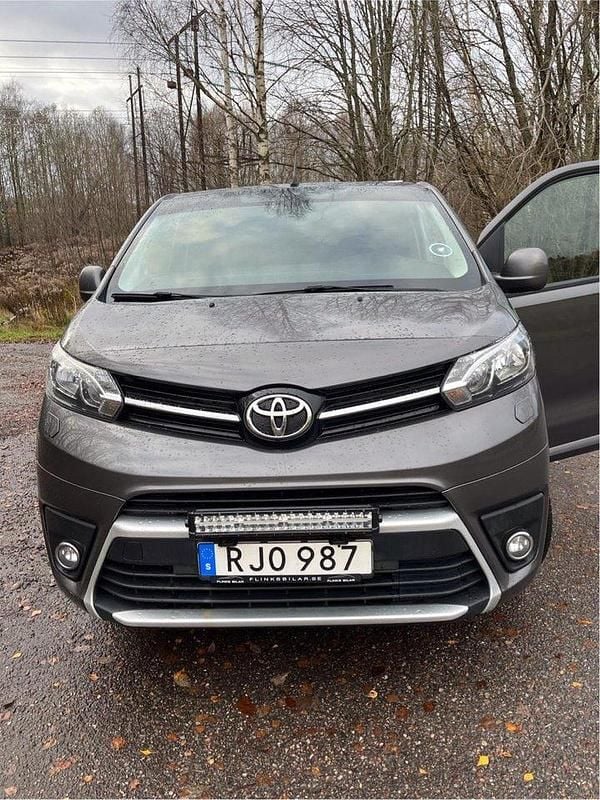 Grå Begagnad 2017 Toyota Proace Van | 105 000 kr (Marknadspris) - Bild 1/4