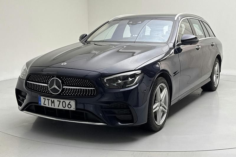 Mörkblå Begagnad 2023 Mercedes E300 AMG line Kombi | 429 000 kr - Bild 1/4