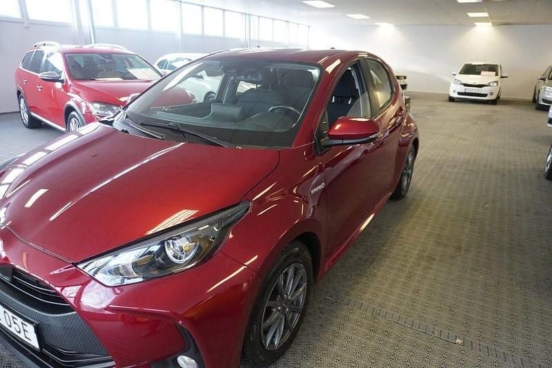 Rödmet Begagnad 2021 Toyota Yaris Hybrid Active Halvkombi | 156 000 kr (Marknadspris) - Bild 1/4