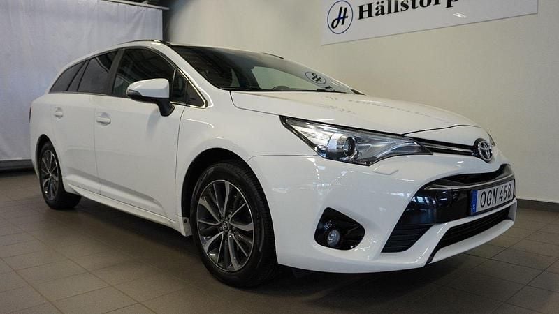 Vit Begagnad 2016 Toyota Avensis Multidrive S Kombi | 159 900 kr (Lite dyr) - Bild 1/4