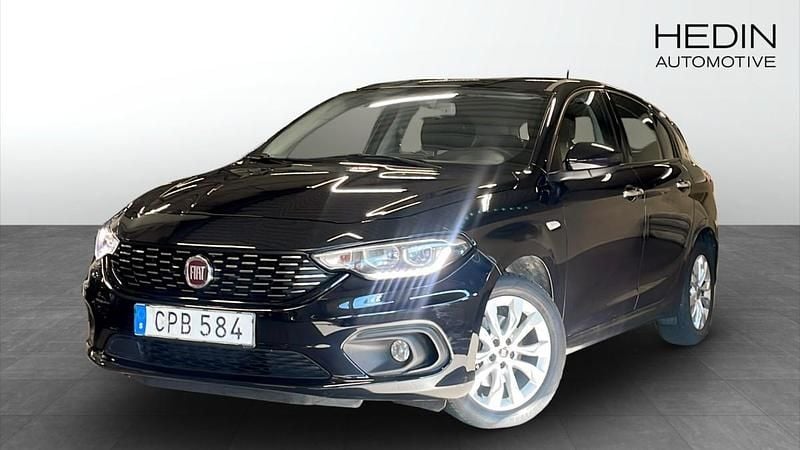 Svart (black) Begagnad 2017 Fiat Tipo Lounge Halvkombi | 99 900 kr (Marknadspris) - Bild 1/4