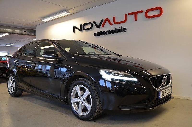 Begagnad Volvo V40 Momentum 120 HK (88 kW) 2016 Svart Halvkombi