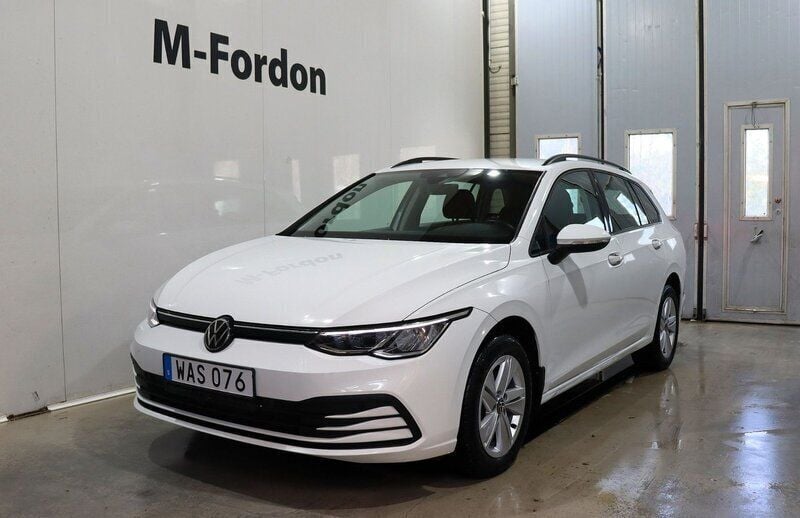 Vit Begagnad 2022 VW Golf VIII Kombi | 298 900 kr (Marknadspris) - Bild 1/4