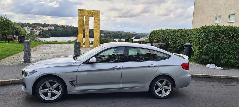 Silver Begagnad 2018 BMW 320 Gran Turismo Sport Line Halvkombi | 245 000 kr (Lite dyr) - Bild 1/4