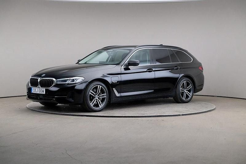 Svart Begagnad 2023 BMW 530e Kombi | 339 000 kr (Superpris) - Bild 1/4