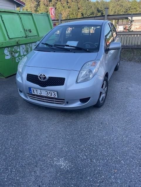 Silver Begagnad 2006 Toyota Yaris Halvkombi | 36 000 kr (Bra pris) - Bild 1/1