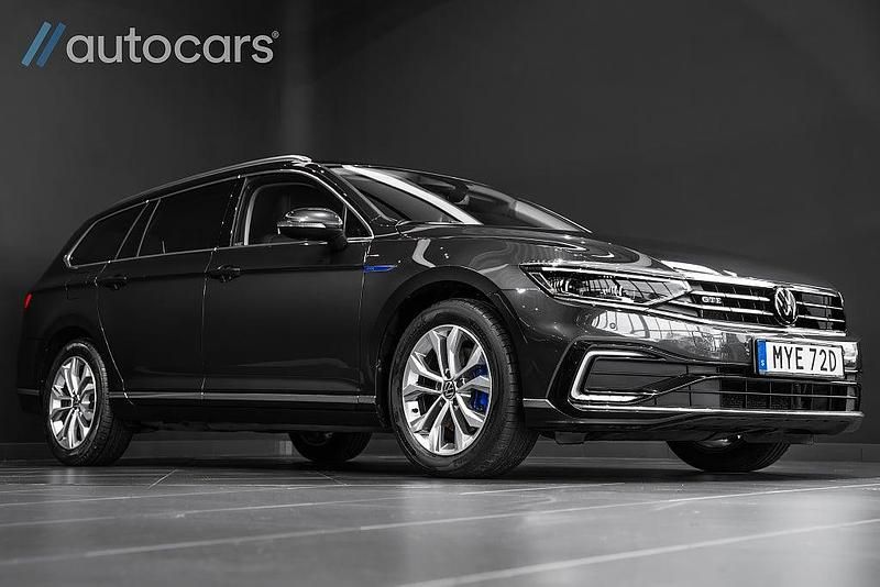 Mörkgrå Begagnad 2022 VW Passat Executive Kombi | 295 000 kr (Dyr) - Bild 1/4