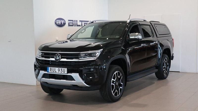 Svart (midnight black metallic) Begagnad 2023 VW Amarok Style Pickup | 699 900 kr (Marknadspris) - Bild 1/4
