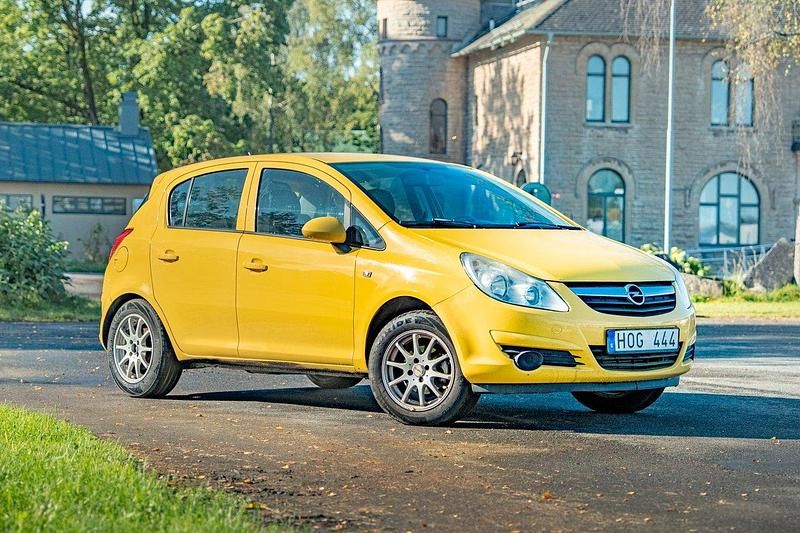 Gul Begagnad 2008 Opel Corsa Halvkombi | 28 000 kr (Marknadspris) - Bild 1/4