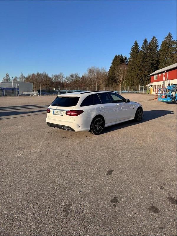 Vit Begagnad 2020 Mercedes C300e AMG line Kombi | 330 000 kr (Lite dyr) - Bild 1/3