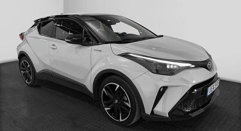 Grå Begagnad 2021 Toyota C-HR Sport SUV | 299 000 kr (Marknadspris) - Bild 1/4