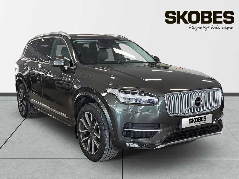 Mörkgrå (grå) Begagnad 2018 Volvo XC90 Inscription SUV | 379 400 kr (Marknadspris) - Bild 1/4