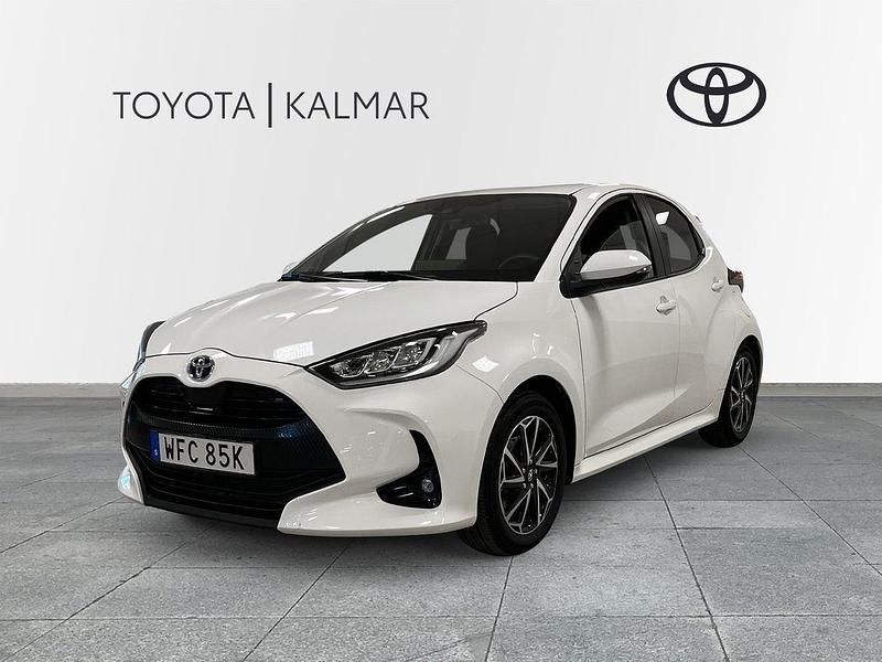 Vit Begagnad 2023 Toyota Yaris Hybrid Active Halvkombi | 239 500 kr (Marknadspris) - Bild 1/3