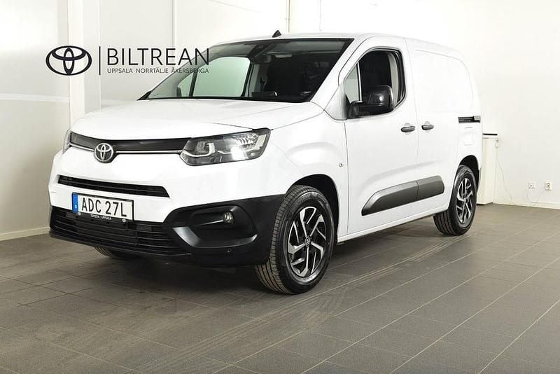 Vit Begagnad 2023 Toyota Proace City City Minibuss | 259 900 kr (Bra pris) - Bild 1/4
