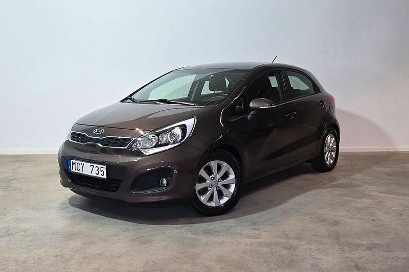Brun Begagnad 2012 Kia Rio Halvkombi | 99 800 kr (Marknadspris) - Bild 1/3