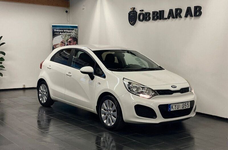 Vit Begagnad 2013 Kia Rio Halvkombi | 49 900 kr (Marknadspris) - Bild 1/4