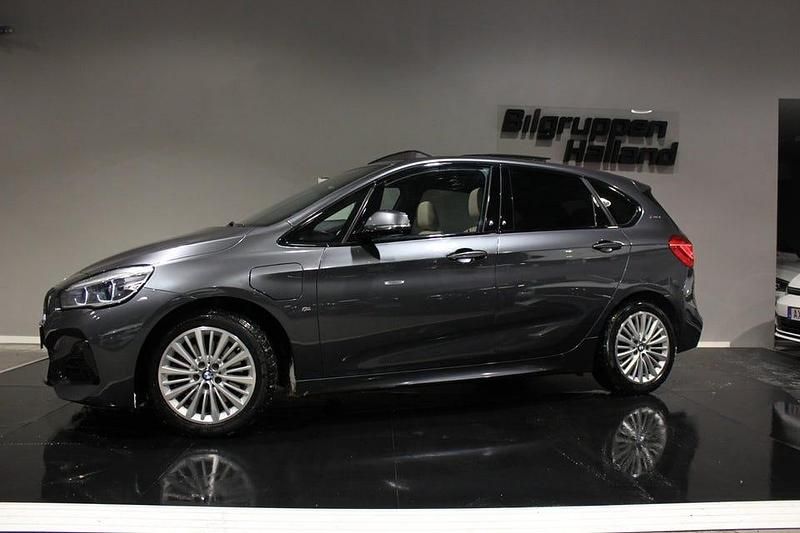 Mineral grå metallic Begagnad 2019 BMW 225 Active Tourer M Sport Minibuss | 209 900 kr (Lite dyr) - Bild 1/4