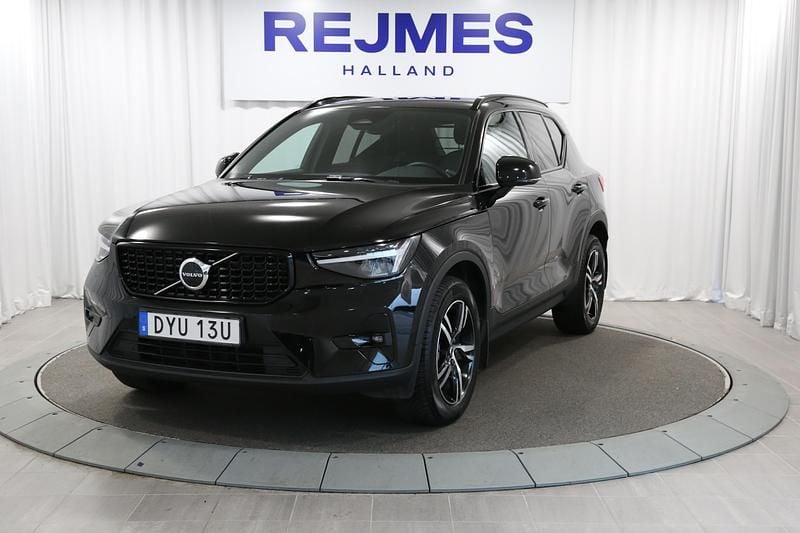 Svart Begagnad 2023 Volvo XC40 Plus SUV | 374 500 kr (Marknadspris) - Bild 1/4